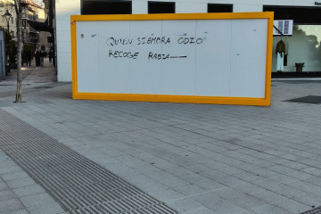 Caseta electoral de Vox en la plaza Zorrilla de Valladolid con la pintada que ha sido denunciada.