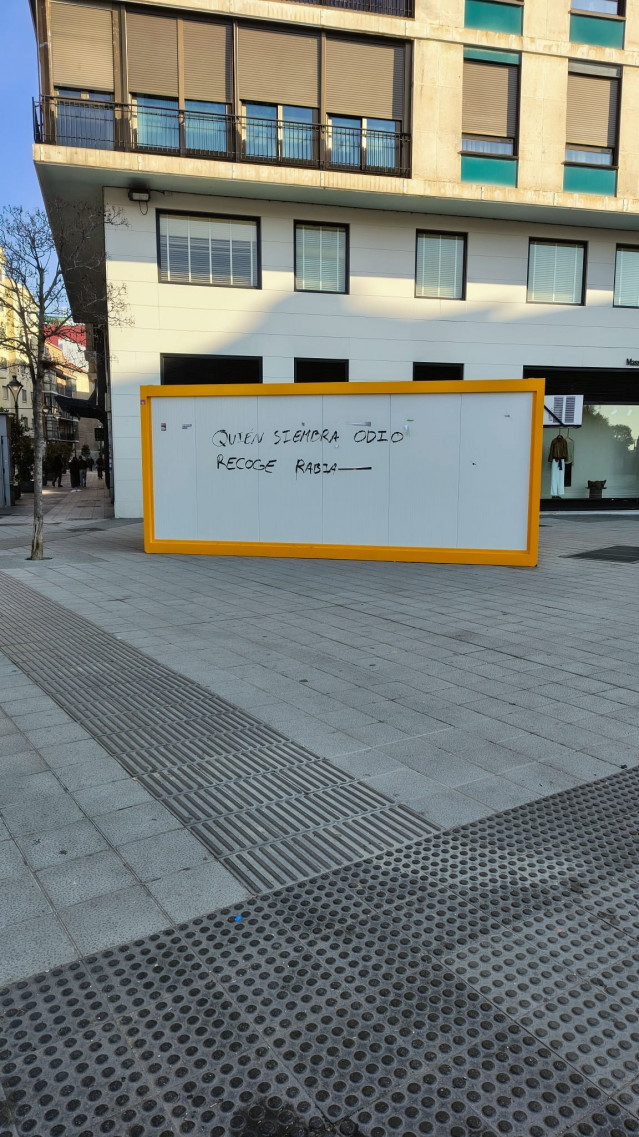 Caseta electoral de Vox en la plaza Zorrilla de Valladolid con la pintada que ha sido denunciada.