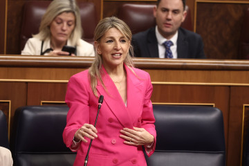 La vicepresidenta segunda y ministra de Trabajo y Economía Social, Yolanda Díaz, interviene durante una sesión de control al Gobierno, en el Congreso de los Diputados, a 18 de febrero de 2026, en M