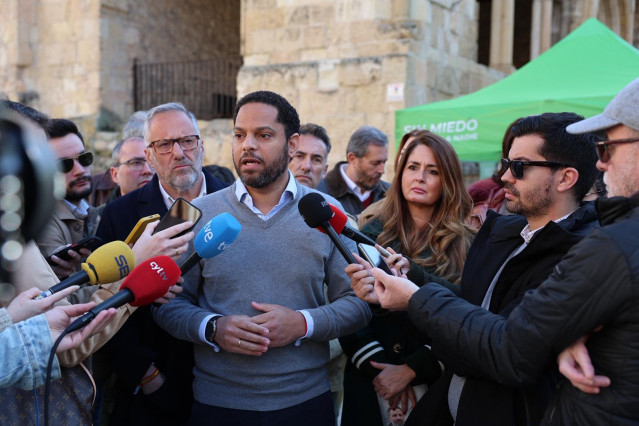 El secretario general de Vox, Ignacio Garriga, atiende a los medios en Segovia