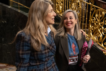 La vicepresidenta segunda y ministra de Trabajo y Economía Social, Yolanda Díaz (i), y la portavoz de Sumar en el Congreso, Verónica Martínez Barbero (d), durante una sesión de control al Gobiern