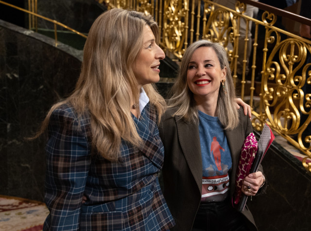 La vicepresidenta segunda y ministra de Trabajo y Economía Social, Yolanda Díaz (i), y la portavoz de Sumar en el Congreso, Verónica Martínez Barbero (d), durante una sesión de control al Gobierno, a 25 de febrero de 2026.