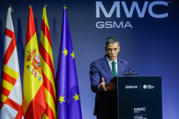 El presidente del Gobierno, Pedro Sánchez, interviene durante la cena oficial de inauguración del Mobile World Congress (MWC) Barcelona 2026, en el Museu Nacional d'Art de Catalunya, a 1 de marzo de