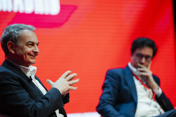 Archivo - El expresidente del Gobierno, José Luis Rodríguez Zapatero, durante el 15º Congreso Regional del PSOE-M,  a 1 de febrero de 2025, junto al ministro Óscar López.