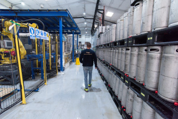 Archivo - Varios tanques de cervezas en la fábrica La Cibeles, a 25 de marzo de 2022, en Madrid (España). Son numerosos los sectores que se están viendo afectados por la huelga de transportistas a 