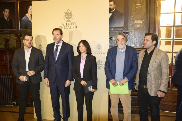 El ministro de Transportes y Movilidad Sostenible, Óscar Puente, y los periodistas, Pedro García Cuartango, Lola García y Guillermo Lera, durante un desayuno informativo, en el Ateneo de Madrid, a 2 de marzo de 2026, en Madrid (España).