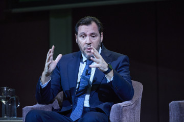 El ministro de Transportes y Movilidad Sostenible, Óscar Puente, durante un desayuno informativo, en el Ateneo de Madrid, a 2 de marzo de 2026, en Madrid (España).