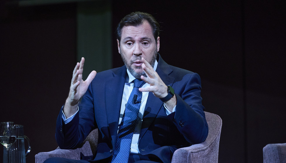 El ministro de Transportes y Movilidad Sostenible, Óscar Puente, durante un desayuno informativo, en el Ateneo de Madrid, a 2 de marzo de 2026, en Madrid (España).