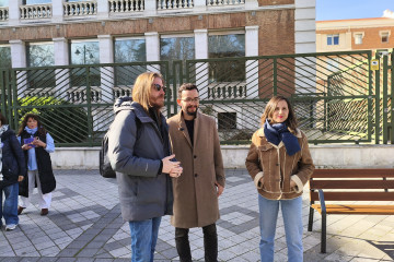 Pablo Fernández junto a Miguel Ángel Llamas e Ione Belarra.
