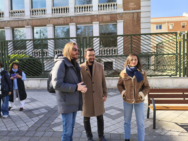 Pablo Fernández junto a Miguel Ángel Llamas e Ione Belarra.