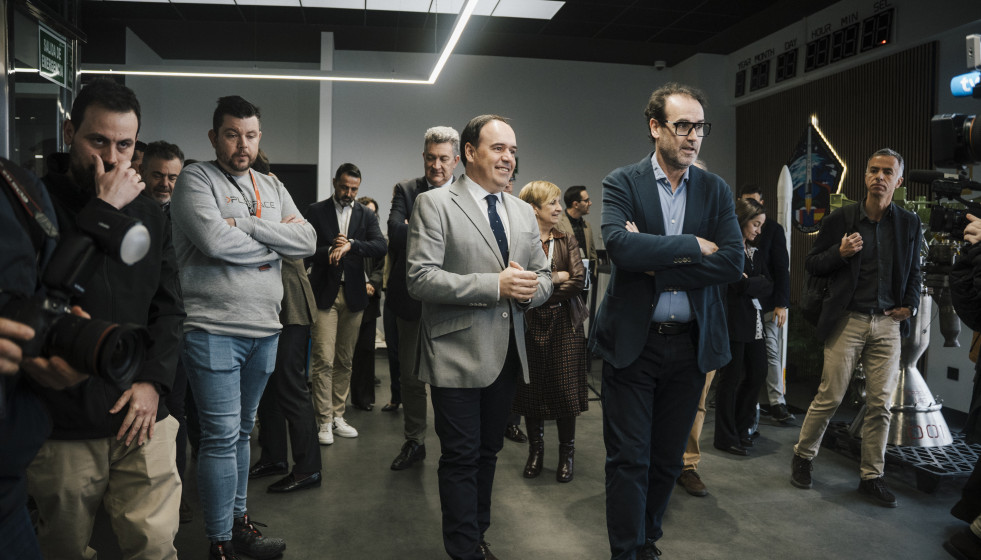 El 'president' de la Generalitat, Juanfran Pérez Llorca, durante su visita este lunes a PLD Space, en Elche (Alicante)