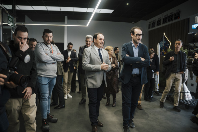 El 'president' de la Generalitat, Juanfran Pérez Llorca, durante su visita este lunes a PLD Space, en Elche (Alicante)