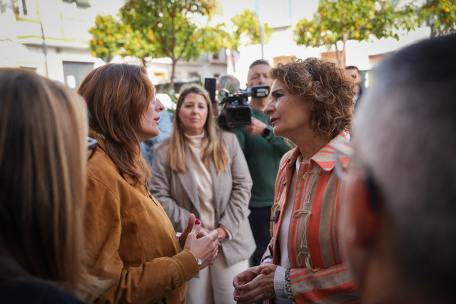 La vicepresidenta primera del Gobierno y ministra de Hacienda, María Jesús Montero (d), visita acompañada por la alcaldesa de Cantillana (Sevilla), Rocío Campos (i), visita zonas del municipio que se vieron gravemente afectadas por el pasado temporal, par