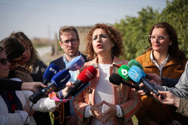 La vicepresidenta primera y ministra de Hacienda, María Jesús Montero, atiende este lunes a los medios de comunicación en Cantillana (Sevilla), que se vio afectado con vecinos desalojados por el temporal.