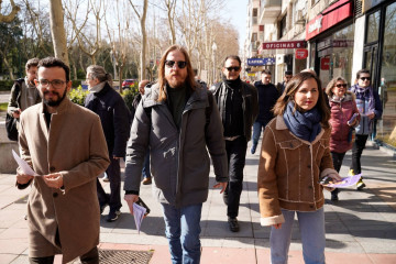 La diputada y secretaria general de Podemos, Ione Belarra, junto al secretario de Organización de la formación, Pablo Fernández, (centro) y el candidato de Podemos-Alianza Verde a la Presidencia de
