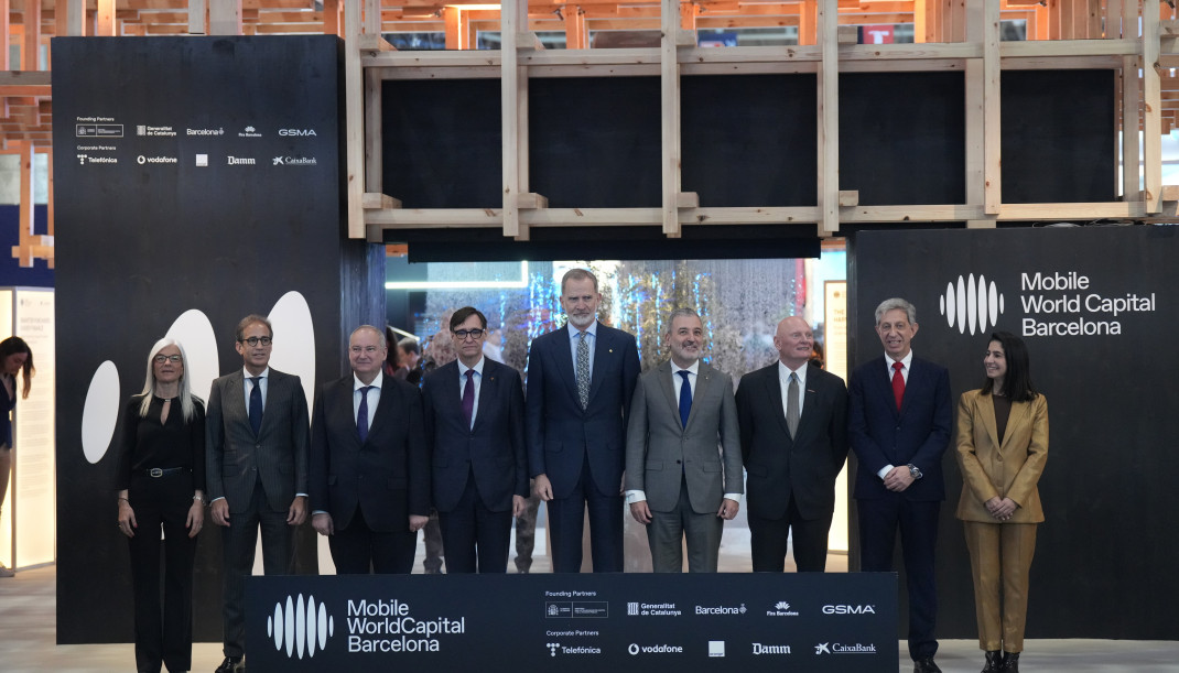 (2i-3d) El presidente de Fira de Barcelona, Pau Relat; el ministro de Industria y Turismo,, Jordi Hereu; el presidente de la Generalitar, Salvador Illa; el Rey Felipe VI; el alcalde de Barcelona, Jaum