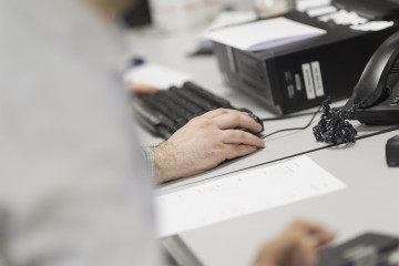 Archivo - Oficina, ordenadores, trabajo, trabajando, empleo, desempleo, paro, trabajador