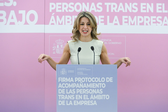 La vicepresidenta segunda, Yolanda Díaz, durante la firma del Protocolo de acompañamiento para las personas trans en el ámbito de la empresa, en la Escuela de Organización Industrial, a 26 de febrero de 2026, en Madrid (España).