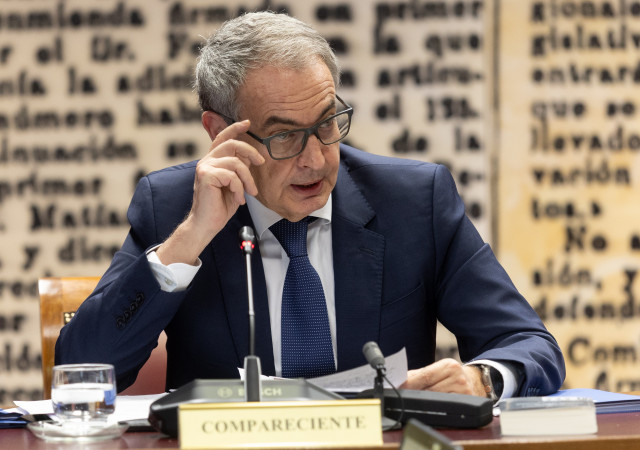 El expresidente del Gobierno José Luis Rodríguez Zapatero sostiene un papel con un mensaje de Hugo 'El Pollo' Carvajal durante su comparecencia ante la Comisión de Investigación sobre el ‘caso Koldo’.