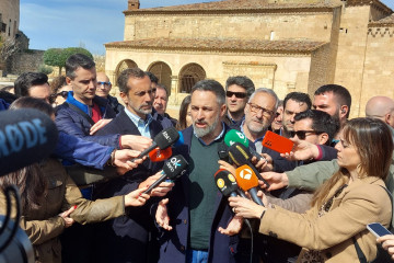 El presidente de Vox, Santiago Abascal, acompañado por el candidato de Vox a la presidencia de Castilla y León, Carlos Pollán.