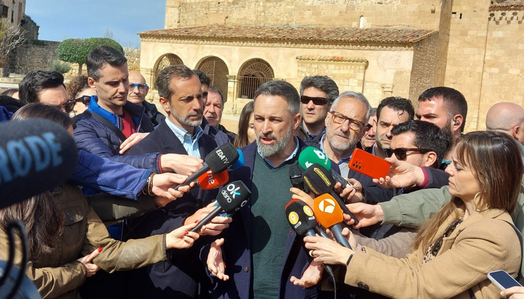 El presidente de Vox, Santiago Abascal, acompañado por el candidato de Vox a la presidencia de Castilla y León, Carlos Pollán.