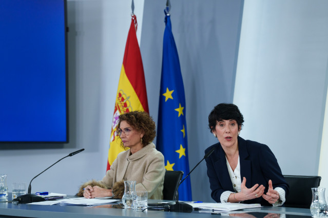La vicepresidenta primera y ministra de Hacienda, María Jesús Montero, y la ministra de Inclusión, Seguridad Social y Migraciones, Elma Saiz, en una imagen de archivo