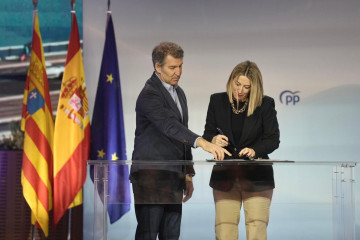 Archivo - La presidenta de la Junta de Extremadura en funciones, María Guardiola, firma junto al líder del PP, Alberto Núñez Feijóo, la 'Declaración de Zaragoza'