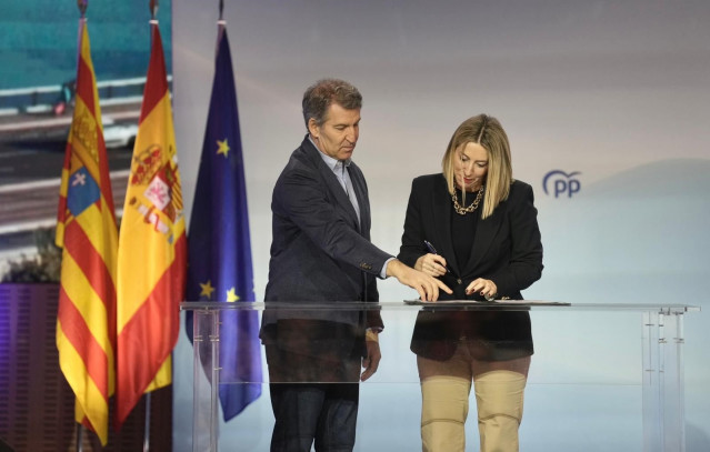 Archivo - La presidenta de la Junta de Extremadura en funciones, María Guardiola, firma junto al líder del PP, Alberto Núñez Feijóo, la 'Declaración de Zaragoza'