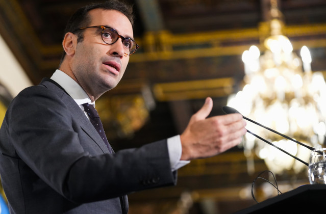 Archivo - El ministro de Economía, Comercio y Empresa, Carlos Cuerpo, durante su itnervención en un desayuno-coloquio sobre la situación de la economía en España. A 13 de septiembre de 2024, en Sevilla (Andalucía, España).