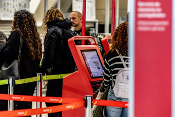 Un mostrador de facturación de Iberia en el Aeropuerto Adolfo Suárez Madrid-Barajas, a 2 de marzo de 2026, en Madrid (España). Iberia defiende la legalidad y la necesidad operativa de su nuevo supl