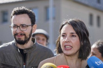 La secretaria política y eurodiputada de Podemos, Irene Montero (d), y el candidato de Podemos-Alianza Verde a la Presidencia de la Junta, Miguel Ángel Llamas (i), a 27 de febrero de 2026, en Segovi