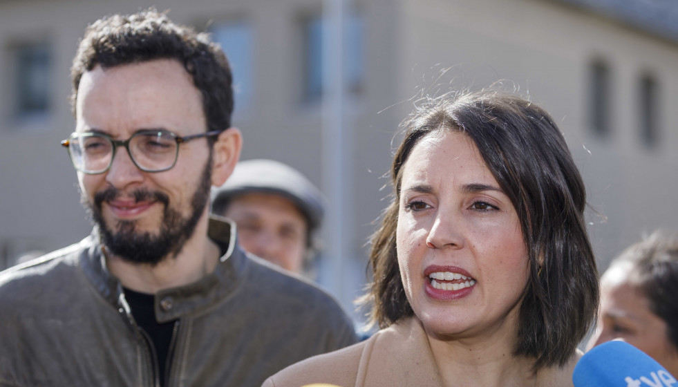La secretaria política y eurodiputada de Podemos, Irene Montero (d), y el candidato de Podemos-Alianza Verde a la Presidencia de la Junta, Miguel Ángel Llamas (i), a 27 de febrero de 2026, en Segovi