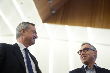 El hasta ahora CEO de Banco Sabadell, César Gónzalez-Bueno (i), y su sucesor en el puesto, Marc Armengol (d), durante una rueda de prensa para presentar los resultados de la entidad, en la sede del 