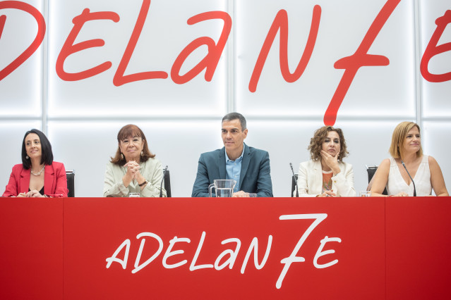 Archivo - La secretaria de Organización del PSOE, Rebeca Torró; la presidenta, Cristina Narbona: el presidente del Gobierno, Pedro Sánchez; la vicepresidenta primera, María Jesús Montero y la secretaria de Igualdad, Pilar Bernabé, en Ferraz, a 7 de julio