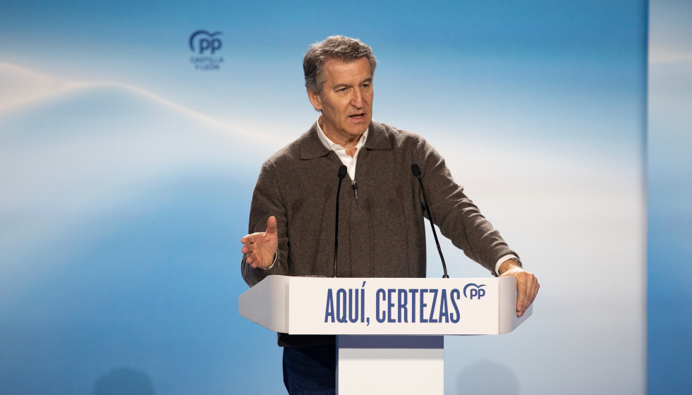El presidente del Partido Popular, Alberto Núñez Feijóo, durante un acto de campaña, a 28 de febrero de 2026, en Ávila, Castilla León (España).