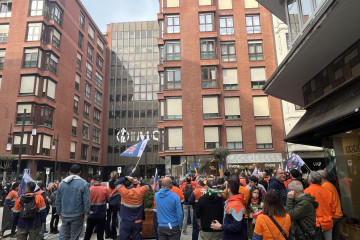 Concentracion de parte de la plantilla de Tubos Reunidos frente a la sede de la empresa en Bilbao