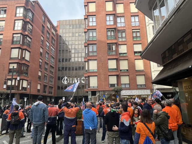 Concentracion de parte de la plantilla de Tubos Reunidos frente a la sede de la empresa en Bilbao