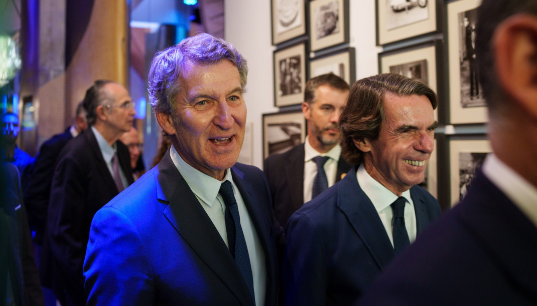 Archivo - El expresidente del Gobierno, José María Aznar, y el presidente del PP, ALberto Núñez Feijóo, durante la clausura del Campus FAES, a 19 de septiembre de 2025, en Madrid (España).