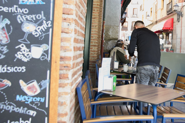 Archivo - Un camarero durante su jornada laboral