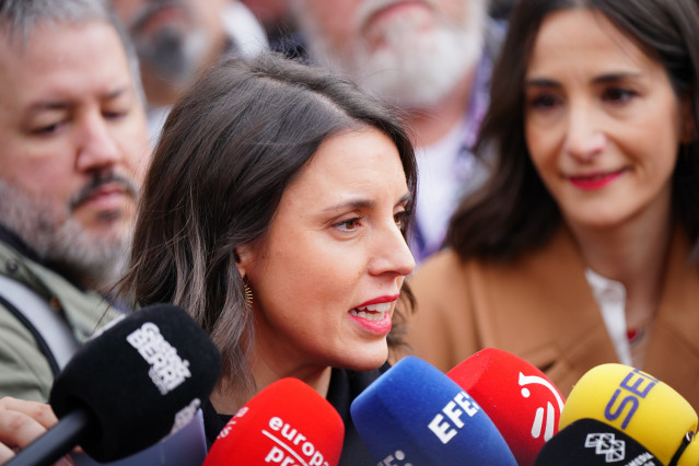La secretaria política y eurodiputada de Podemos, Irene Montero, hace declaraciones en Vitoria tras participar en una ofrenda floral a las víctimas de la matanza del 3 de marzo de 1976 en Vitoria-Gasteiz