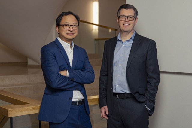 Archivo - De izda a dcha: el responsable de los NextGen Quant de Robeco, Mike Chen, y el responsable de ETF, Nick King.