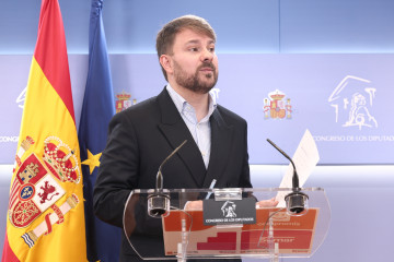 El diputado de Compromís Alberto Ibáñez durante una rueda de prensa en el Congreso, a 24 de febrero de 2026, en Madrid (España).