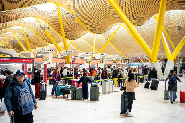 Archivo - Viajeros en el Aeropuerto Adolfo Suárez Madrid-Barajas.