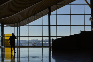 Archivo - Un pasajero camina por las instalaciones de la Terminal 4 del aeropuerto Madrid-Barajas Adolfo Suárez.