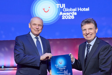 TUI reconoce la trayectoria profesional de Abel Matutes Tur con un premio.