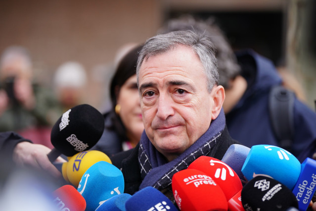 El presidente del Euzkadi Buru Batzar, Aitor Esteban, durante la ofrenda floral por el 50 aniversario de los sucesos del 3 de marzo de 1976