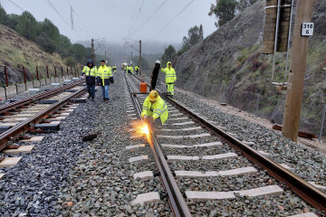 Archivo - Varios operarios durante las obras de reparación de las vías en Adamuz el pasado mes de enero.