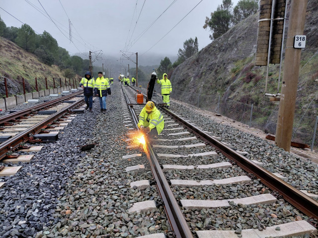Archivo - Varios operarios durante las obras de reparación de las vías en Adamuz el pasado mes de enero.