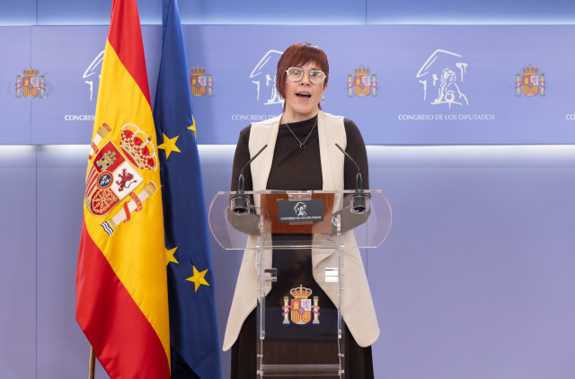 La diputada de Compromís  Àgueda Micó durante una rueda de prensa en el Congreso