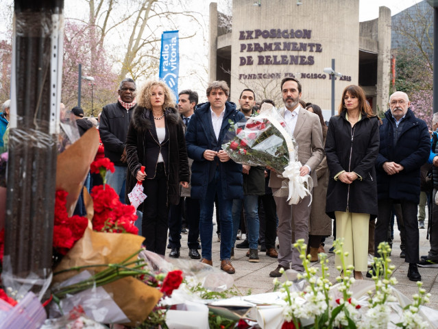 La delegación socialista encabezada por el secretario general alavés, Javier Hurtado, el secretario general del PSE-EE, Eneko Andueza, la presidenta del PSE-EE, Cristina González y la alcaldesa de Vitoria-Gasteiz, Maider Etxebarria, durante el homenaje.